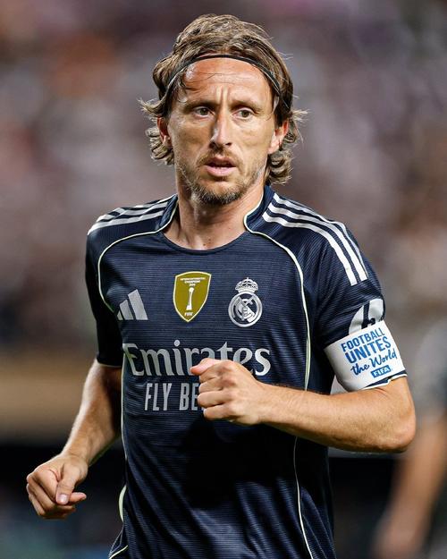 武汉盛帆女篮向仙桃中学捐赠2018万元，女篮队员闪亮登场