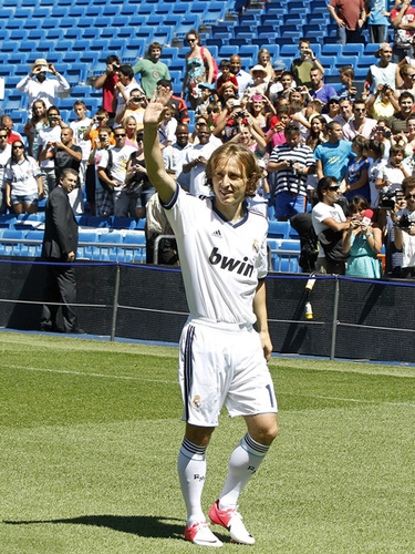 完成英格兰成年代表队首秀，夸安萨获赠纪念帽